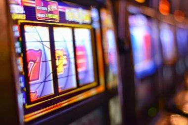 Live blackjack dealer and card table interface on modalhoki77